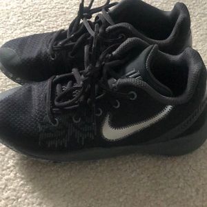 Boy’s Kyrie basketball shoes. Size 5